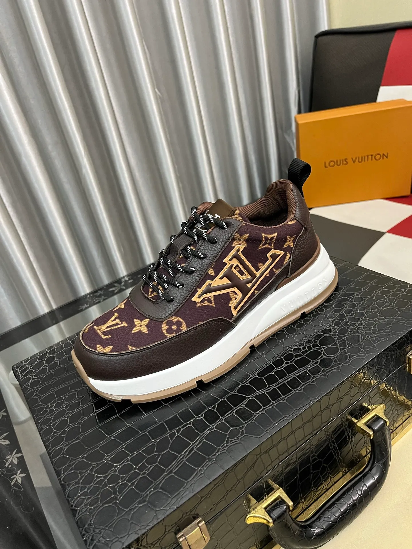 Men's shoes 💰: 438⌚️⌚️[LOUIS VUITTON] Same style as Louis Vuitton* official website🚹Men's high-top casual shoes❤️Same style as popular celebrities ~ best-selling at home and abroad Lv focuses on the checkerboard series...Imported first-layer cowhide with special fabrics➕Full sheepskin lining➕Brand-specific hollow outsole💎Number of codes: 38-443️⃣Colors available